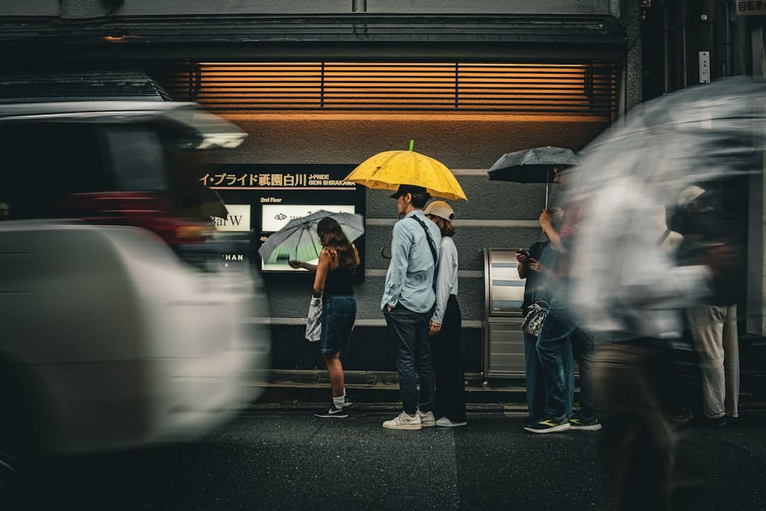 空中视角看北京雷暴：闪电在眼前划过云层